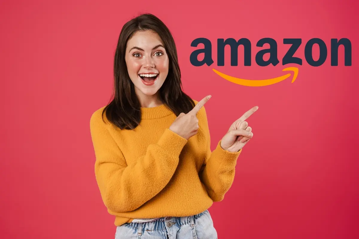 Montaje con mujer joven, sonriente y con suéter amarillo señalando con ambas manos, el logo de Amazon sobre fondo rosa