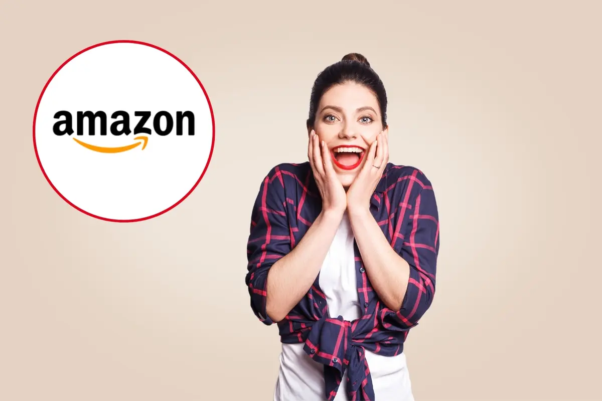 Montaje con mujer joven sonriente, con gesto de sorpresa y camisa de cuadros, junto al logotipo de Amazon sobre fondo beige