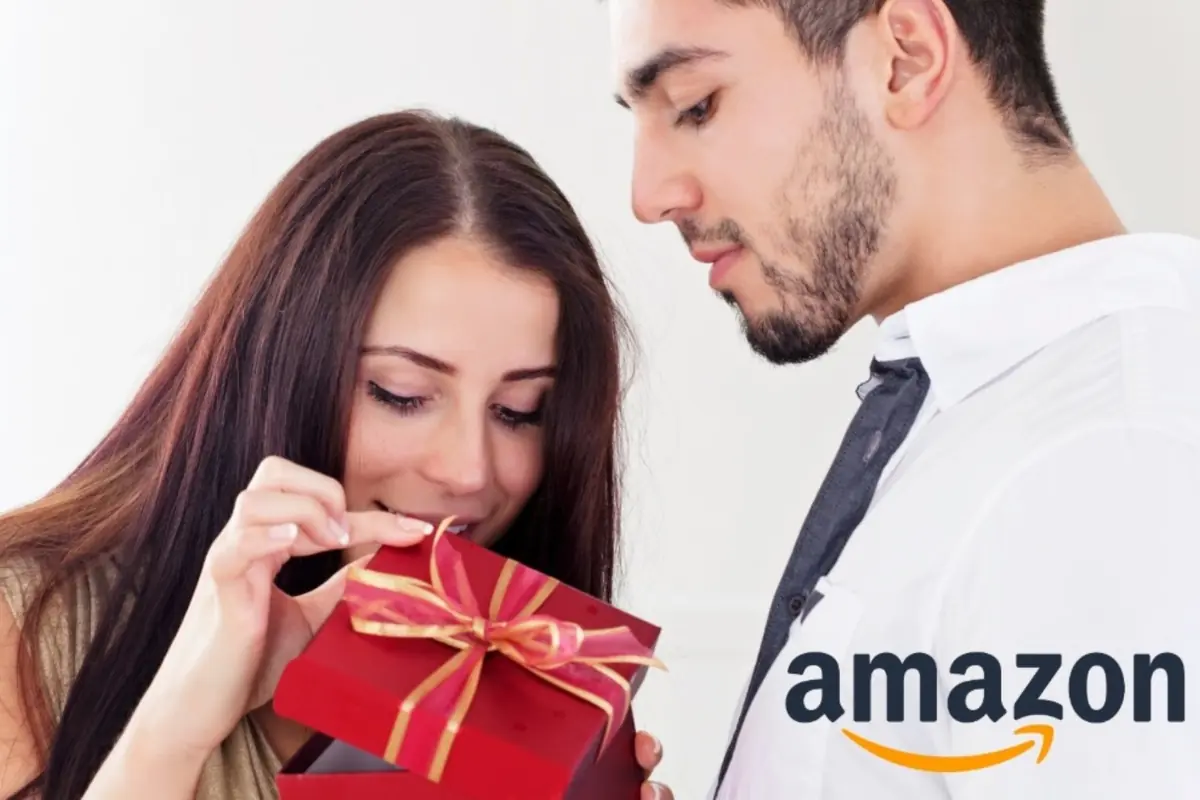 Montaje con mujer abriendo una caja de regalo roja con lazo dorado, junto a un hombre con barba, y el logotipo de Amazon en la esquina