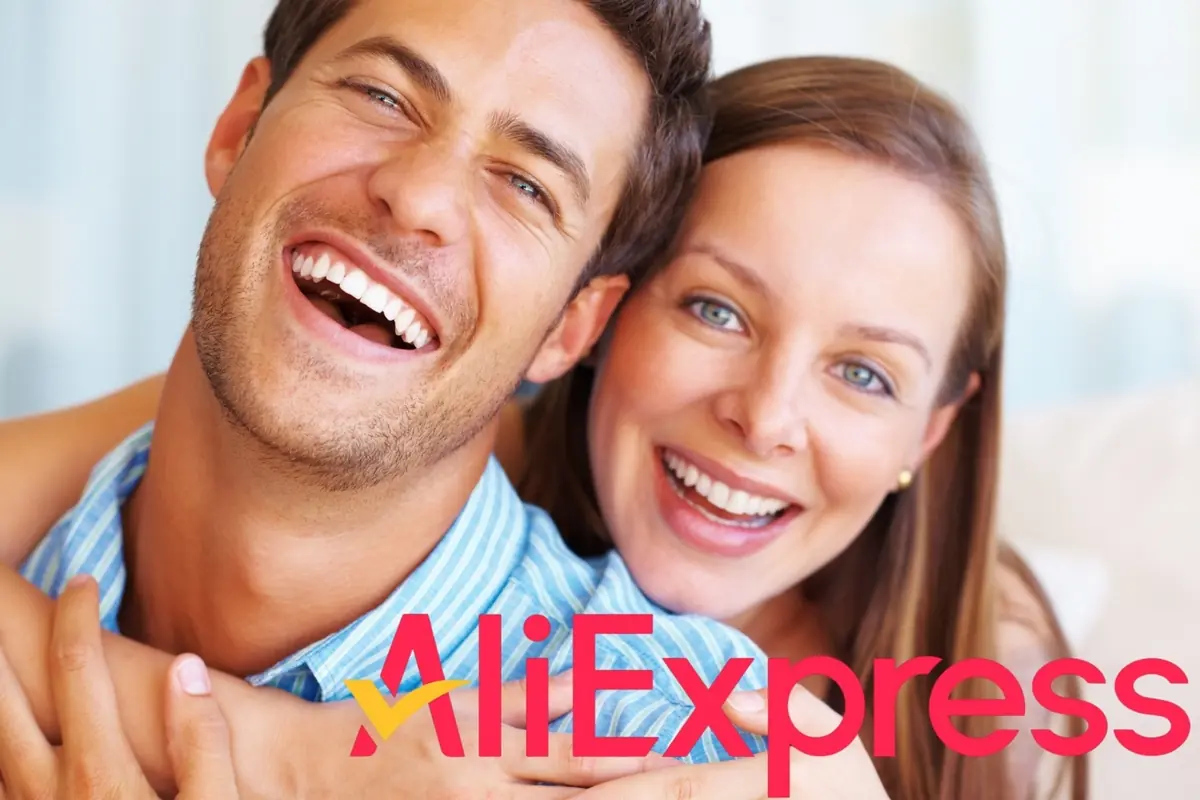 Montaje con pareja joven sonriendo abrazada y el logo de AliExpress en la parte inferior