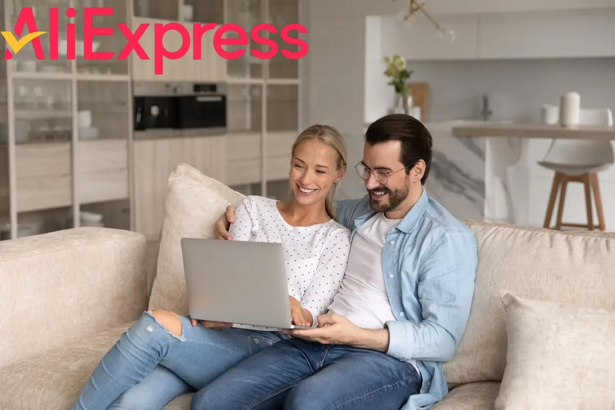 Montaje con pareja joven, sentada en el sofá de su casa comprando en línea con un portátil, bajo el logo de AliExpress