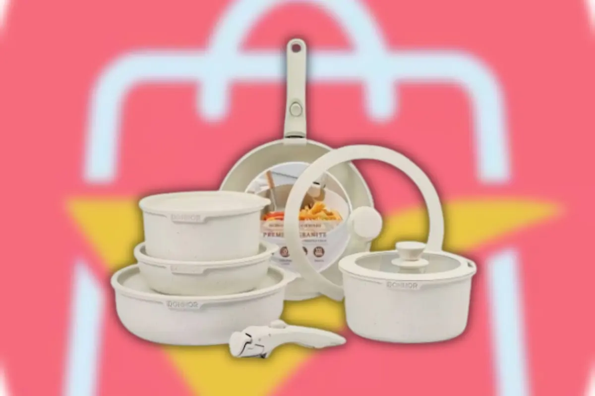 Montaje con un juego de sartenes blancas con tapas y mango desmontable sobre fondo rosa con el logo de AliExpress desenfocado