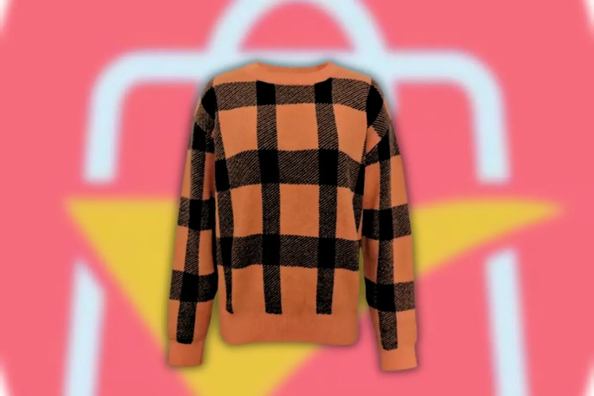 Montaje con suéter naranja con cuadros grandes negros sobre fondo con el logo de AliExpress desenfocado