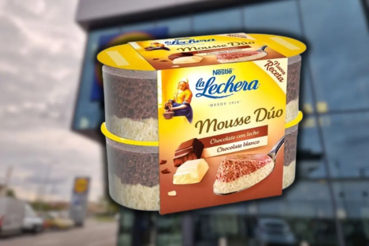 Envase de postre Nestlé La Lechera Mousse Dúo de chocolate con leche y chocolate blanco frente a un fondo urbano desenfocado