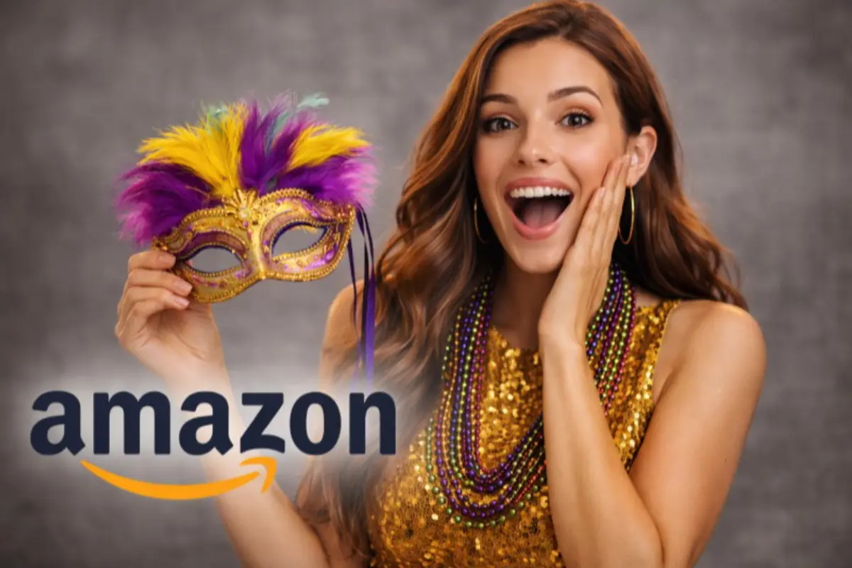 Mujer sonriente con vestido dorado y collares de colores sosteniendo una máscara de carnaval junto al logo de Amazon