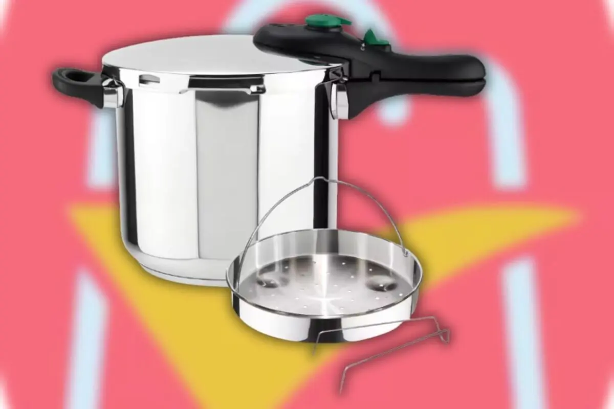 Olla de presión de acero inoxidable con tapa negra y accesorio interno para cocinar al vapor sobre fondo rosa y amarillo