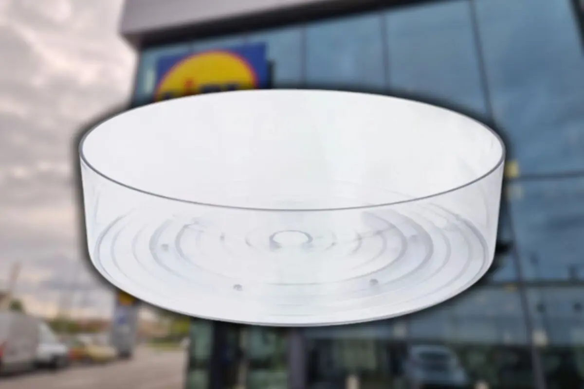 Plato giratorio transparente de microondas sobre fondo desenfocado de fachada de supermercado