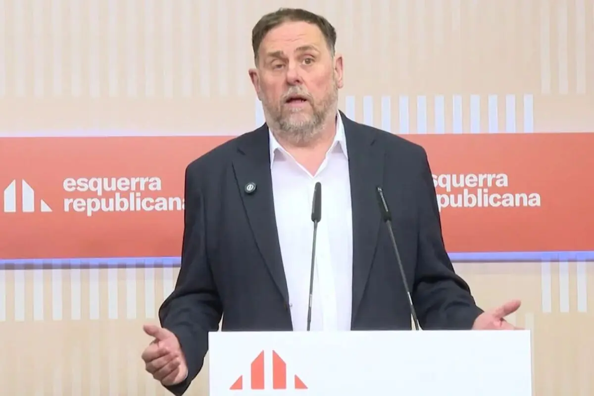 Hombre de mediana edad con barba hablando en una rueda de prensa frente a un atril con el logotipo y el texto esquerra republicana