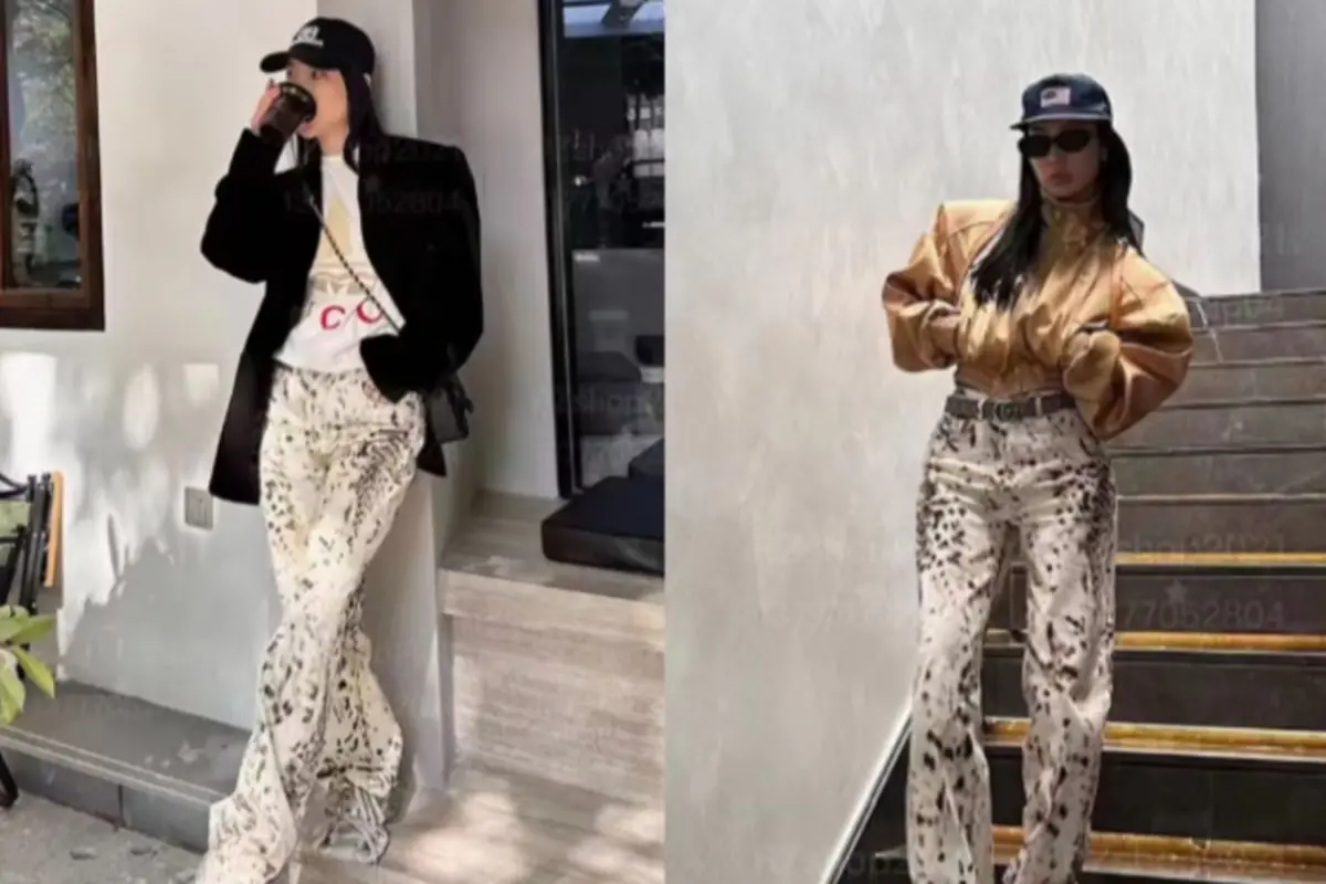 Mujer con pantalones blancos estampados en marrón combinados con gorra negra y dos estilos distintos uno con abrigo negro y camiseta blanca bebiendo café y otro con blusa dorada de mangas amplias en unas escaleras