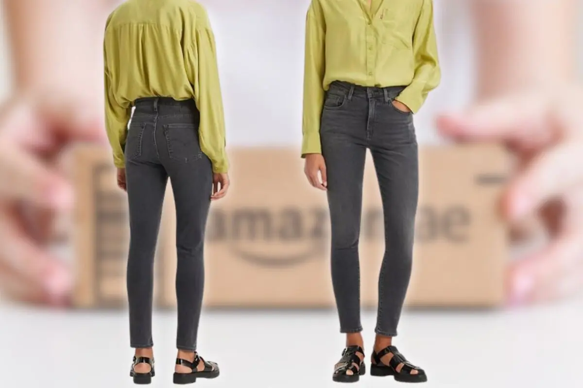 Mujer modelando jeans pitillo grises de tiro alto con blusa verde clara y sandalias negras vista frontal y trasera sobre fondo desenfocado de paquete de compras Mujer modelando jeans pitillo grises de tiro alto con blusa verde clara y sandalias negras vista frontal y trasera sobre fondo desenfocado de paquete de compras