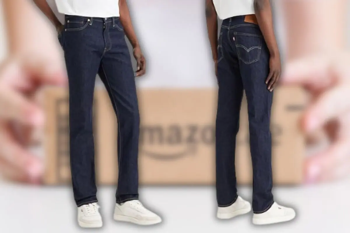 Pantalones vaqueros rectos de hombre en mezclilla azul oscuro vistos de frente y de espaldas sobre fondo con caja de envío de comercio electrónico