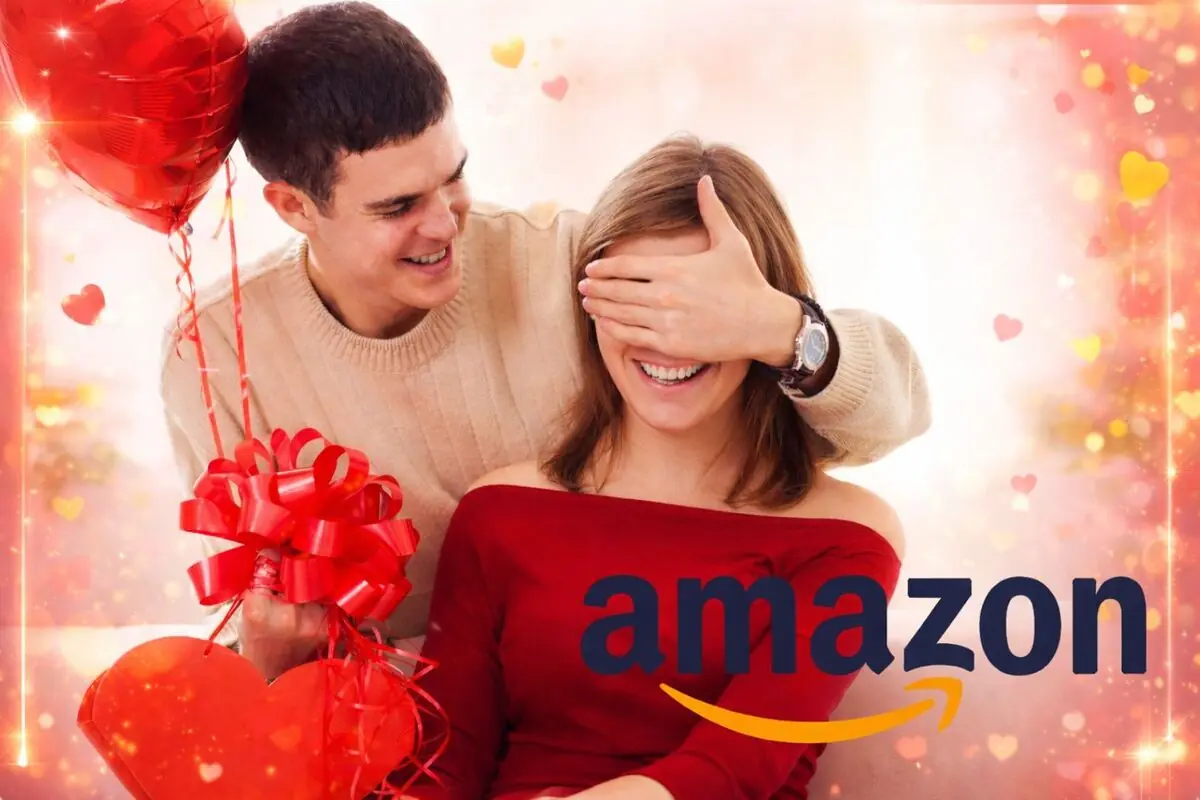 Pareja celebrando San Valentín con globos y regalo en forma de corazón junto al logo de Amazon