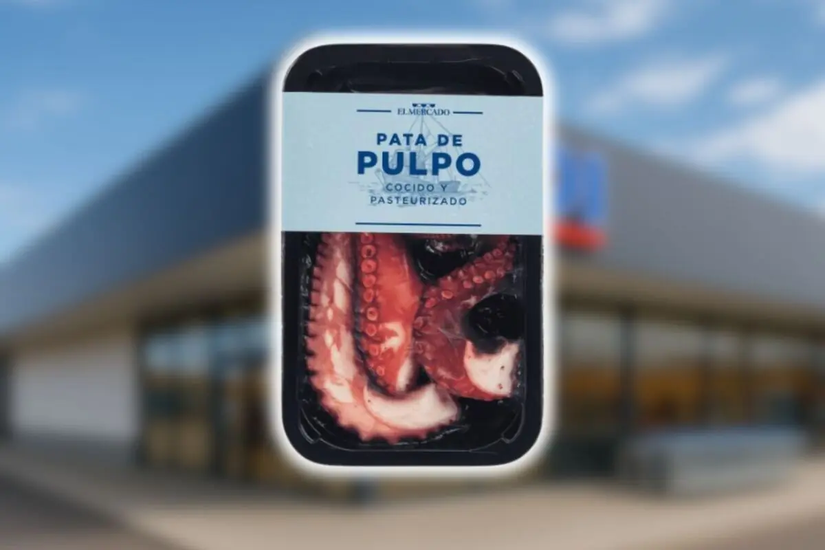 Envase de pata de pulpo cocido y pasteurizado de la marca El Mercado sobre un fondo desenfocado de un supermercado Aldi.