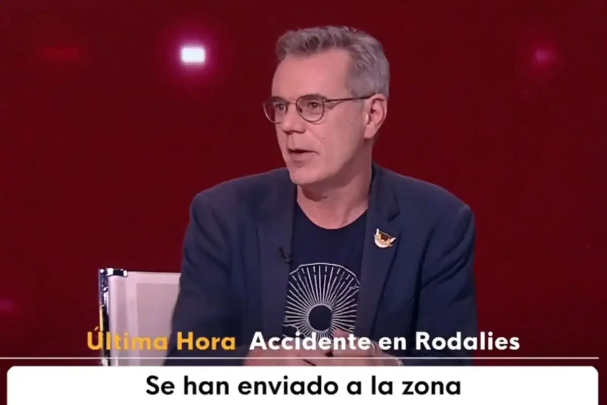 Hombre con gafas y chaqueta azul hablando en un plató de televisión con rótulo de última hora sobre un accidente en Rodalies