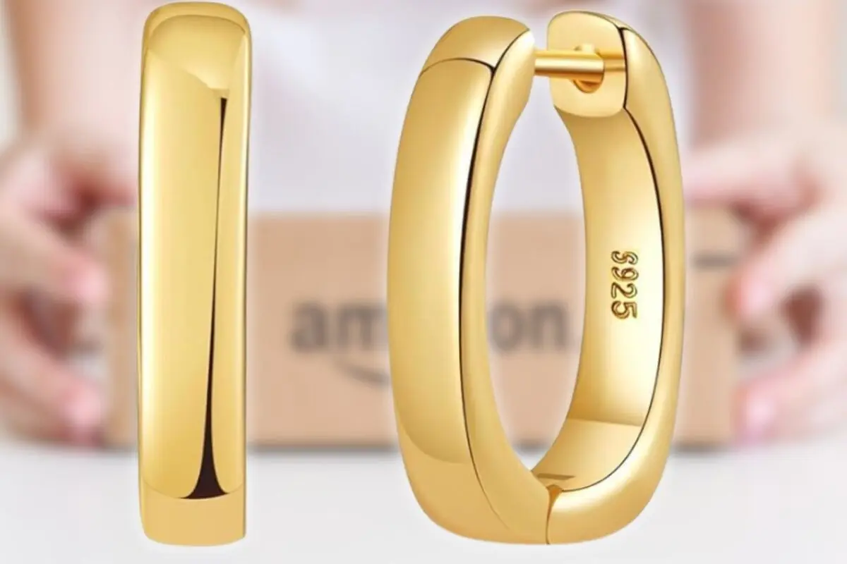 Primer plano de pendientes de aro rectangulares dorados con grabado 925 sobre fondo desenfocado de un paquete de comercio electrónico