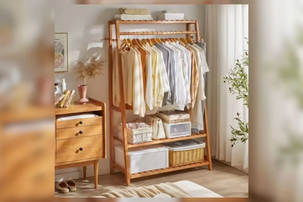 Imagen de un perchero lleno de ropa en una habitación