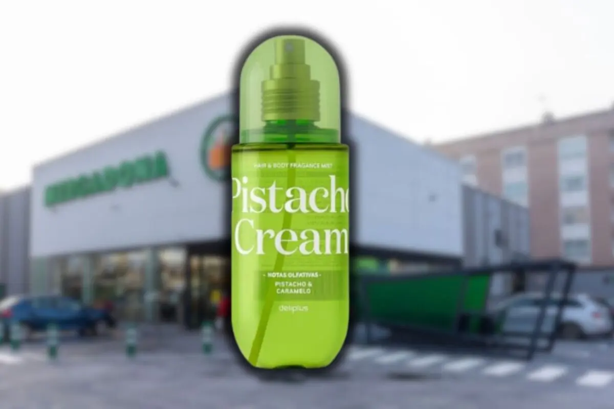 Spray corporal verde Pistachio Cream de Deliplus en primer plano frente a la fachada de un supermercado Mercadona desenfocado