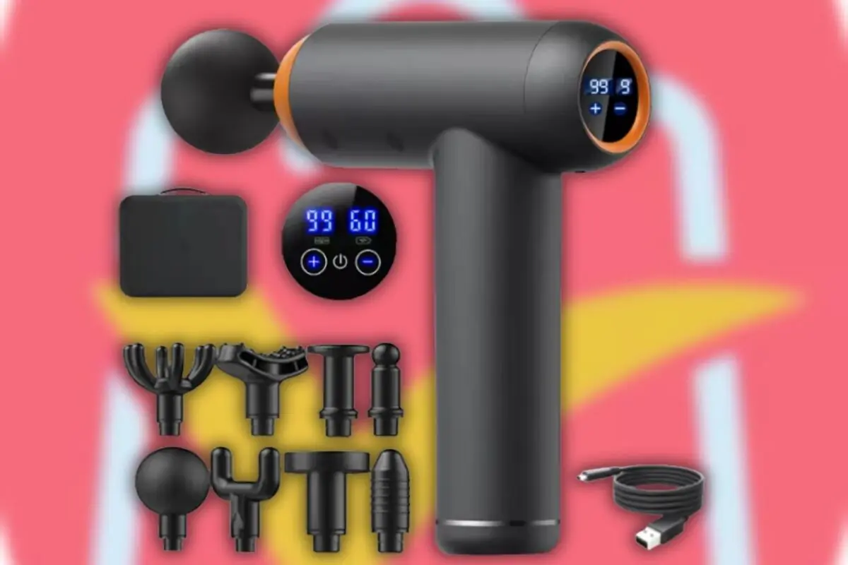 Pistola de masaje muscular eléctrica negra con pantalla digital azul varios cabezales intercambiables estuche de transporte y cable de carga USB sobre fondo rojo