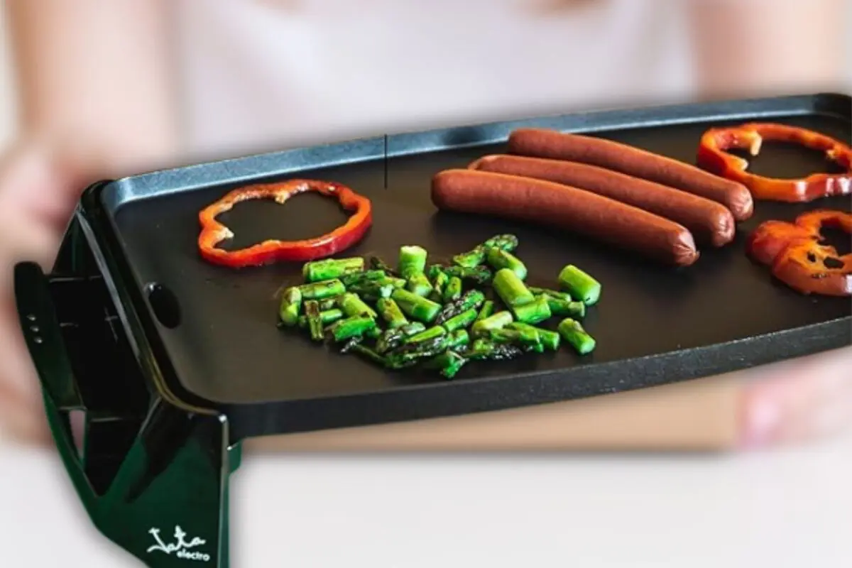 Montaje con una plancha con verduras encima y un fondo de Amazon