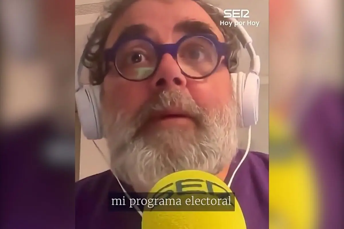 Home amb ulleres rodones i auriculars blancs parlant davant d’un micròfon groc de la cadena SER amb el text a la pantalla “el meu programa electoral”
