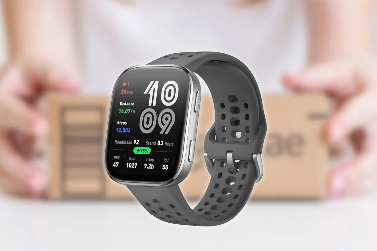 Montaje con reloj inteligente gris, con pantalla encendida mostrando hora y métricas de actividad física, sobre un fondo desenfocado con manos sosteniendo una caja