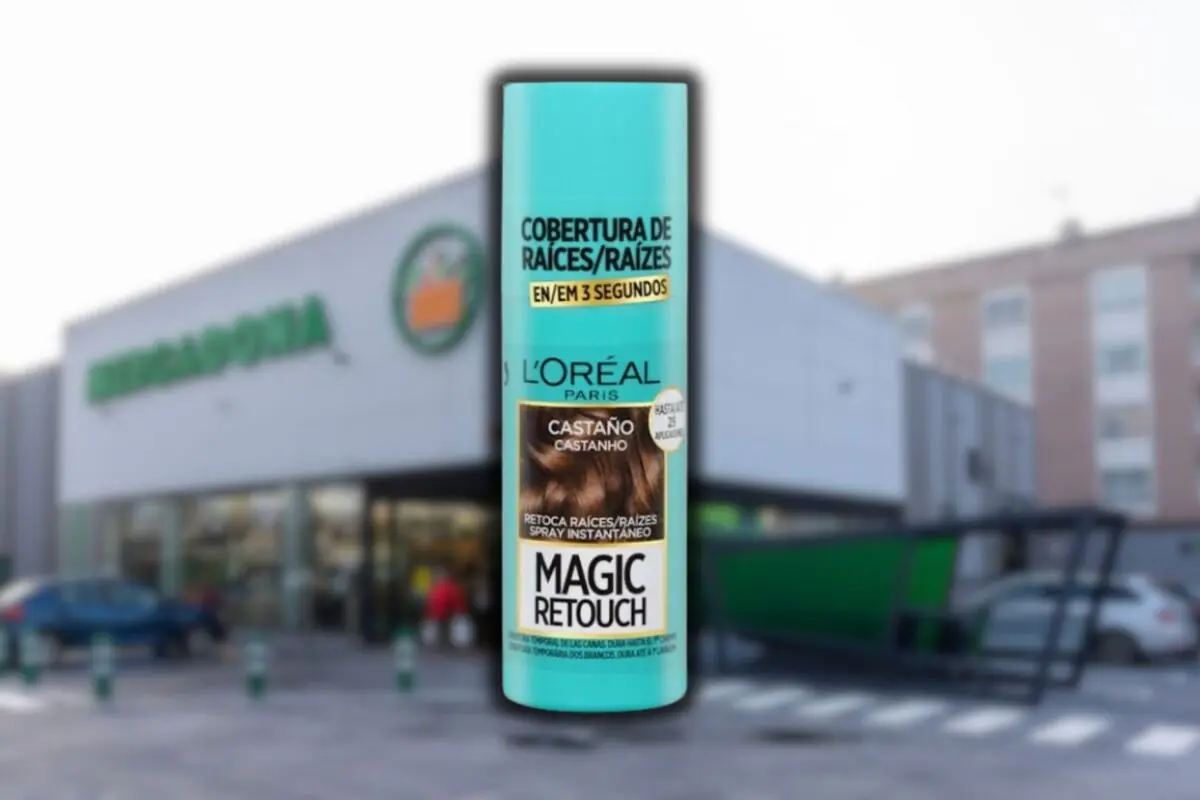 Bote de spray retocador de raíces L’Oréal Magic Retouch castaño frente a la fachada de un supermercado Mercadona desenfocado