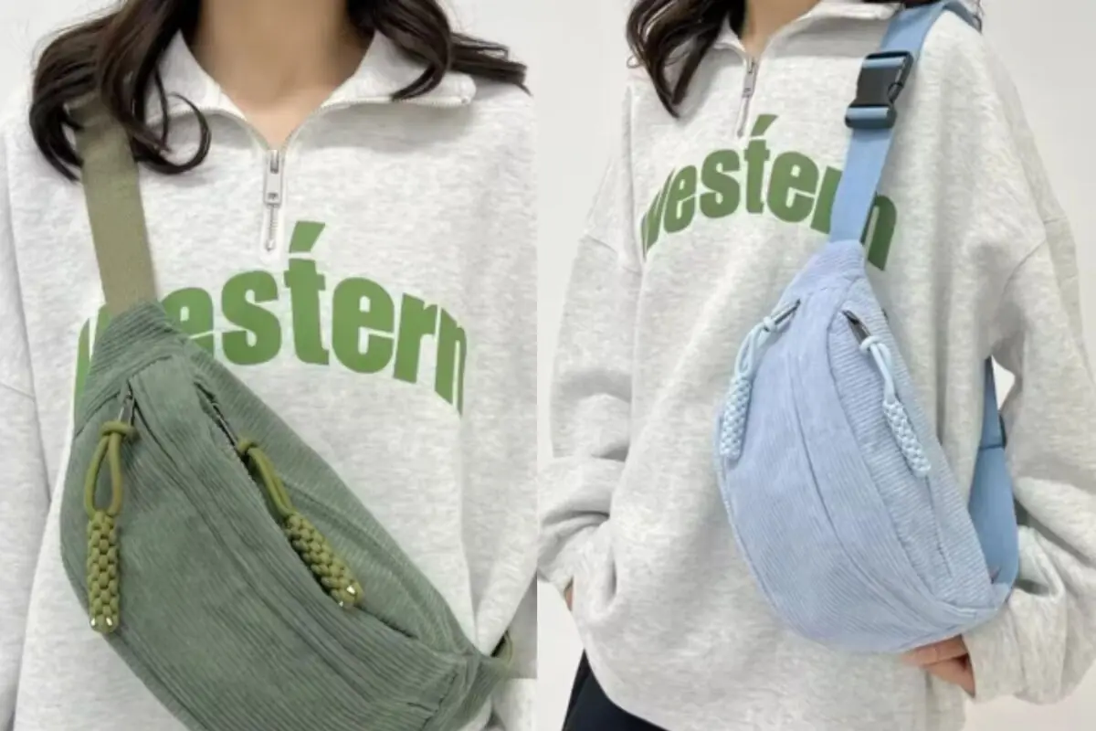 Dos personas con sudadera gris con la palabra western en verde, cada una llevando una riñonera de pana cruzada en el pecho, una verde oliva y otra celeste