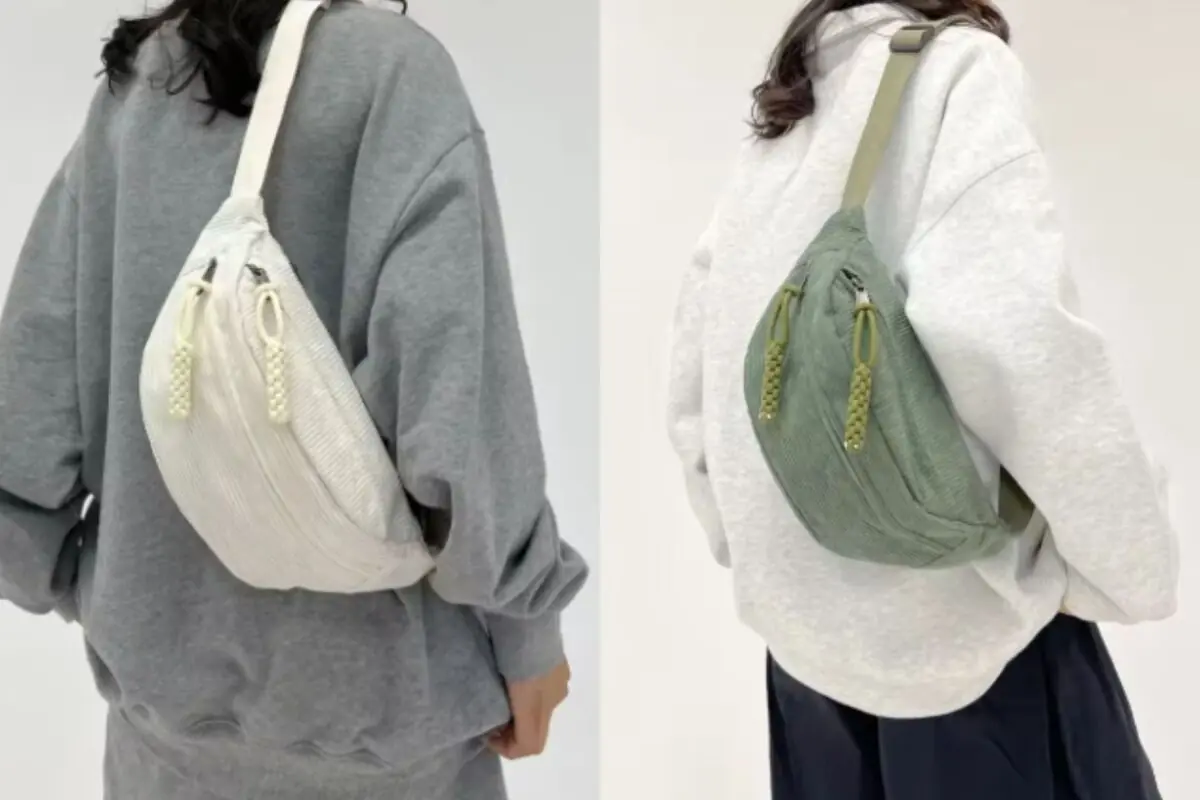 Dos personas de espaldas lucen riñoneras de pana en colores crema y verde combinadas con sudaderas oversize casuales