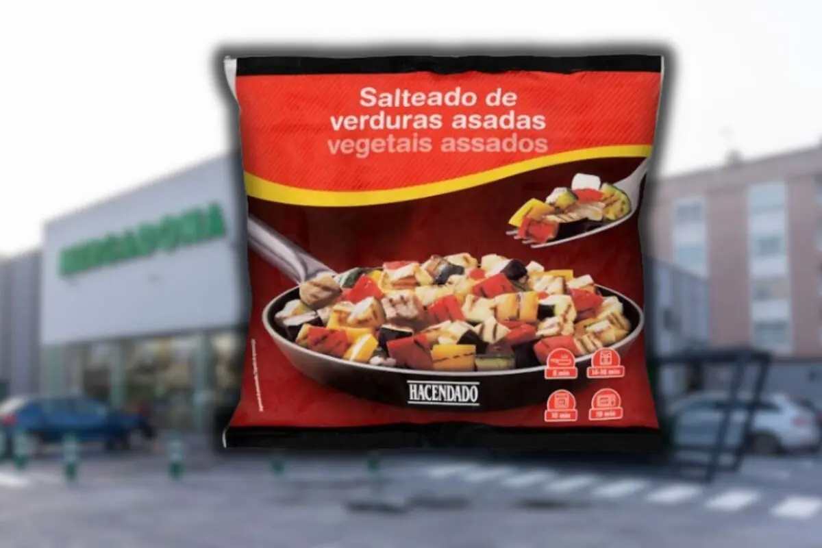 Bolsa de salteado de verduras asadas Hacendado frente a un supermercado Mercadona desenfocado