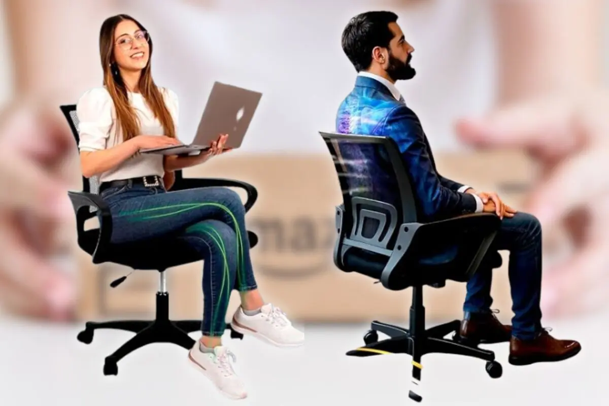 Mujer joven sonriendo y usando una laptop sentada en una silla de oficina junto a un hombre de traje sentado de espaldas en otra silla de oficina sobre un fondo desenfocado