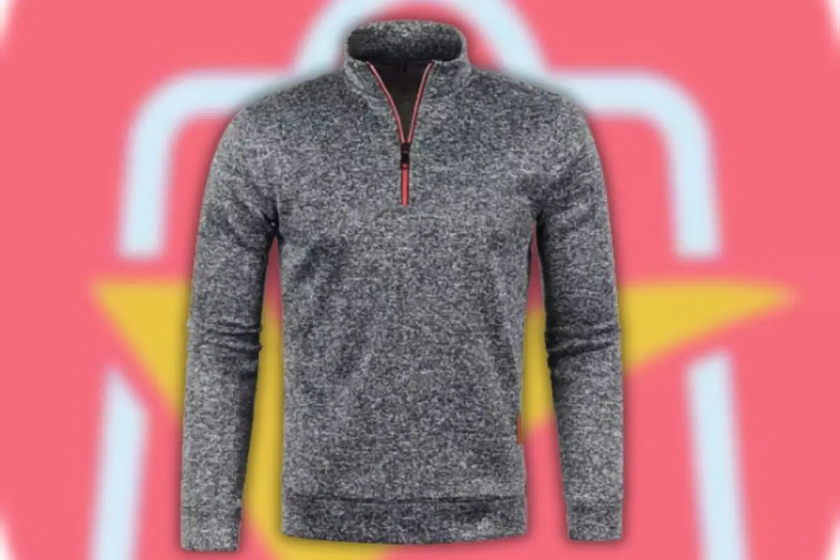 Suéter gris de manga larga con cierre medio en el pecho sobre fondo rosa con figura amarilla