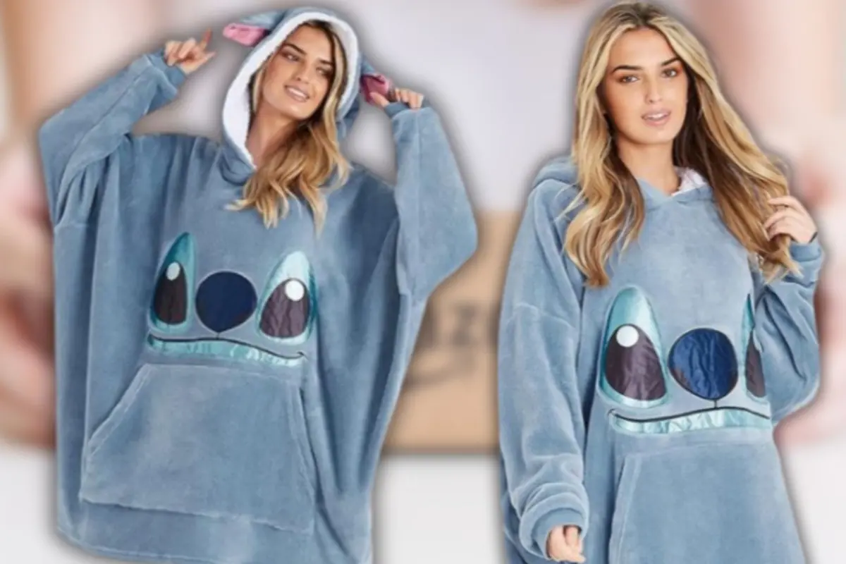 Mujer usando sudadera manta azul con capucha y orejas inspirada en Stitch y gran estampado del rostro del personaje en el frente