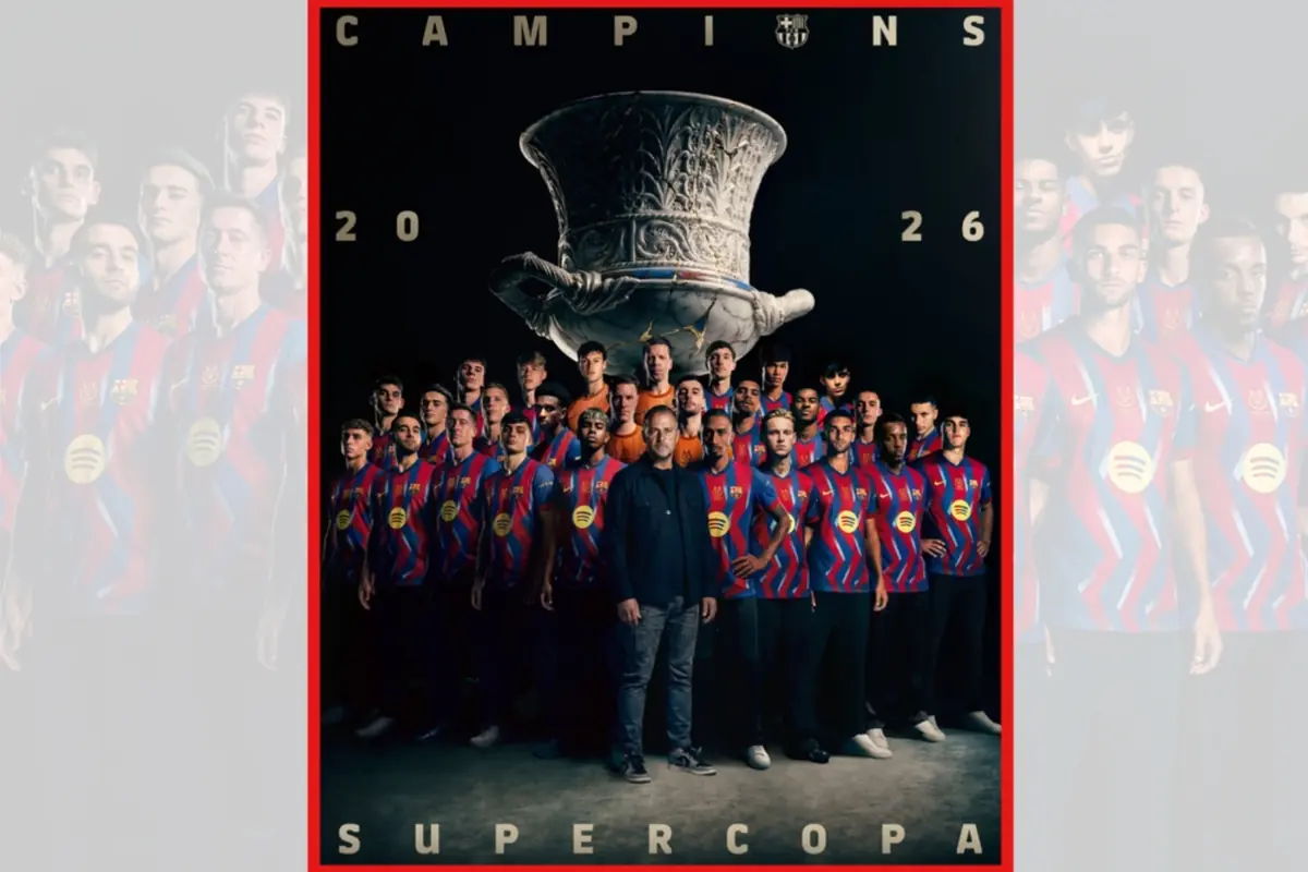 Plantilla del FC Barcelona posando con su entrenador frente a una gran copa de la Supercopa con el texto Campions 2026 Supercopa en el diseño