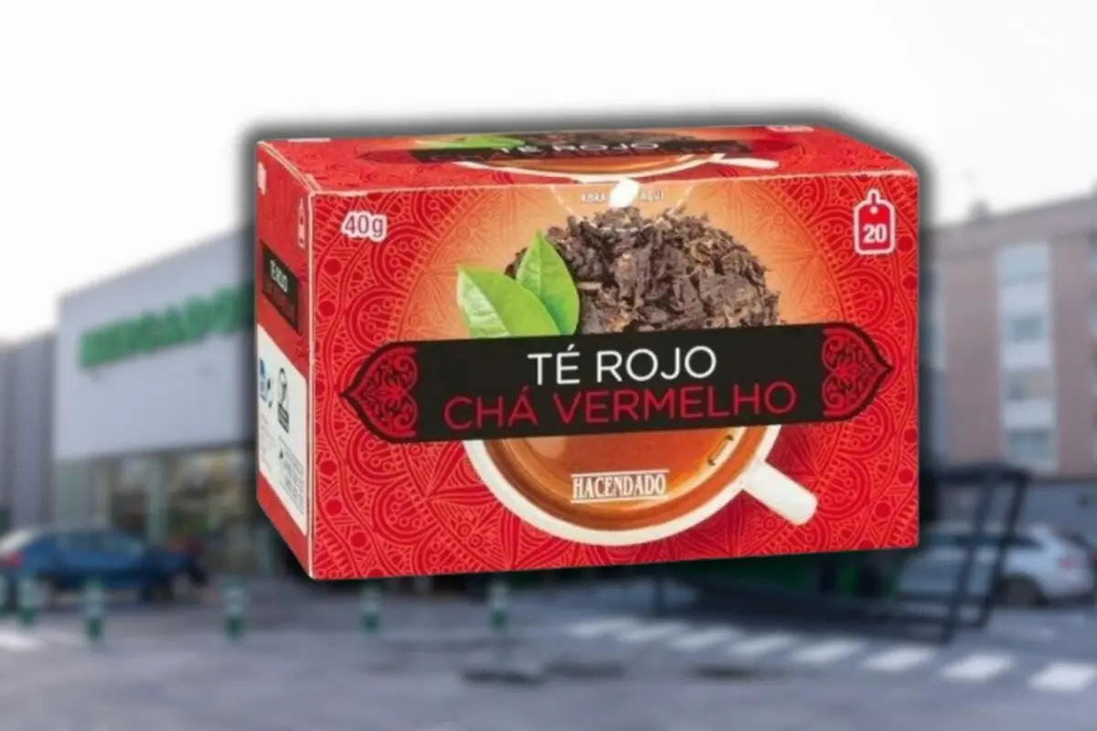 Caja de té rojo Hacendado en primer plano sobre un fondo desenfocado de supermercado Mercadona