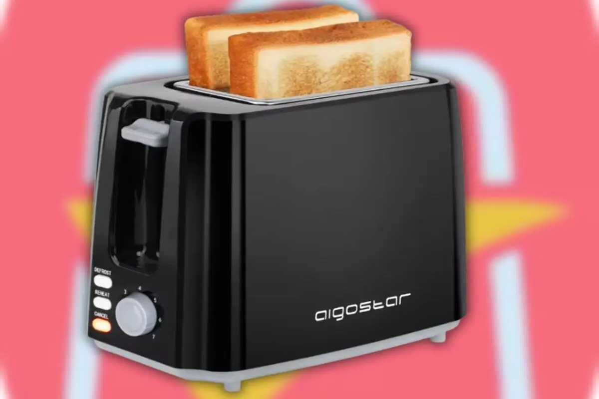 Tostadora eléctrica negra Aigostar con dos rebanadas de pan tostándose sobre fondo rosa desenfocado
