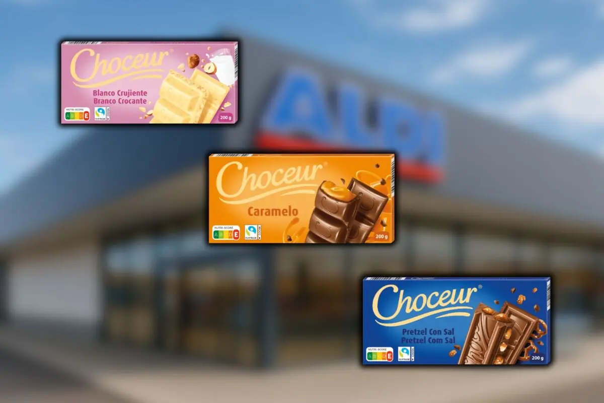 Tres tabletas de chocolate Choceur de distintos sabores sobre un fondo desenfocado de supermercado Aldi. Tres tabletas de chocolate Choceur de distintos sabores sobre un fondo desenfocado de supermercado Aldi.
