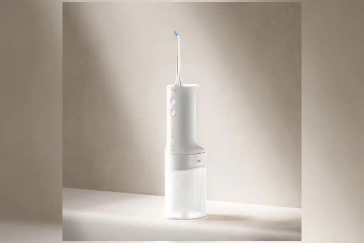 Irrigador dental portátil blanco sobre fondo beige minimalista