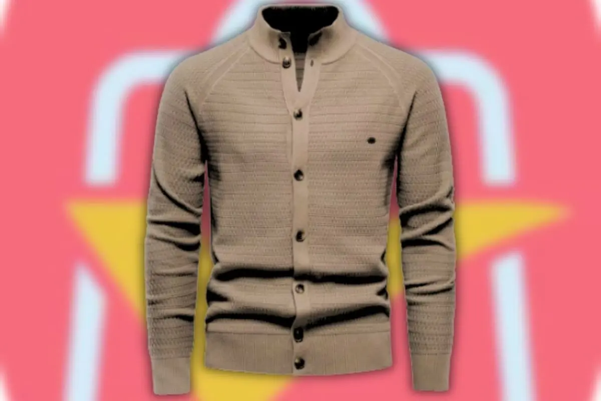 Suéter tejido beige de hombre con botones frontales y cuello alto sobre fondo rosa con figura amarilla