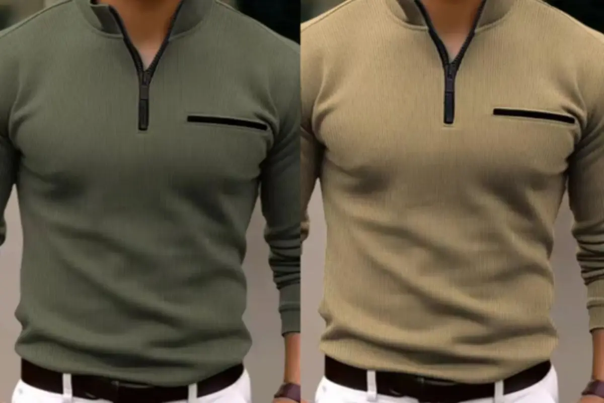 Dos suéteres ajustados de hombre con cremallera corta al cuello y bolsillo decorativo en el pecho uno verde oliva y otro beige combinados con pantalones blancos
