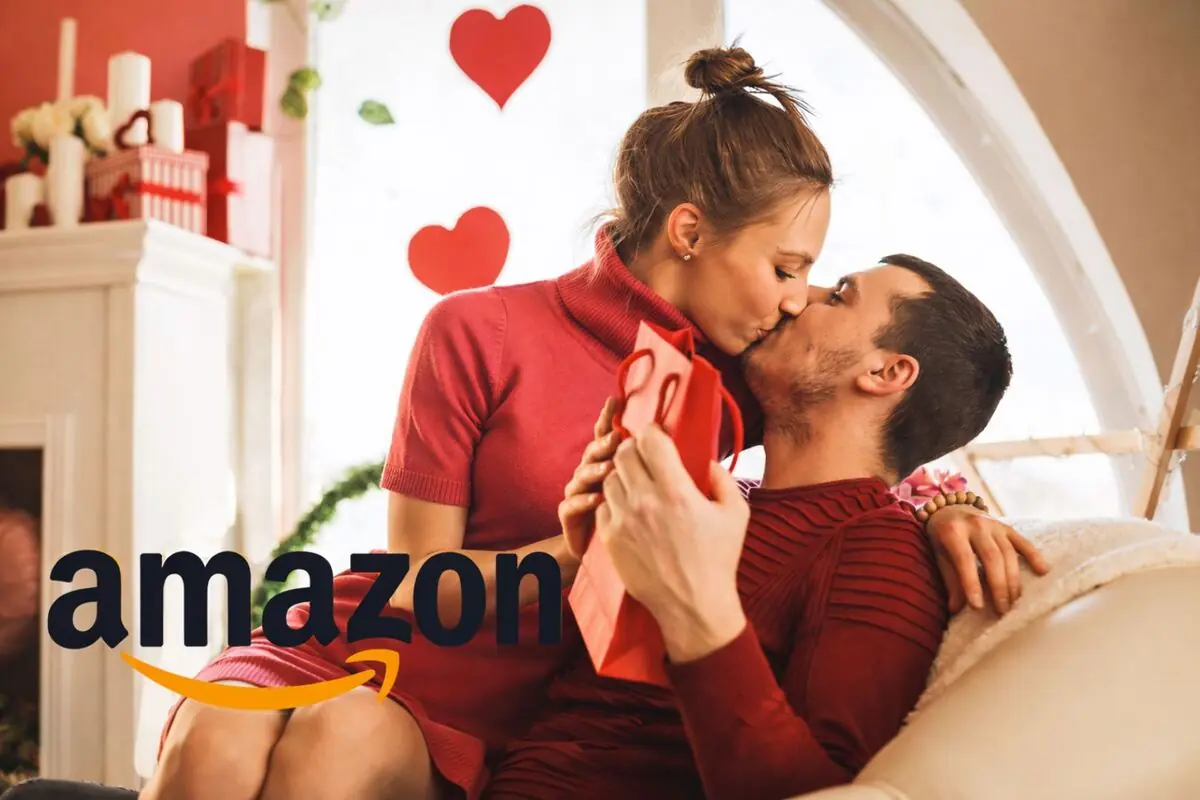 Pareja joven besándose en un ambiente romántico de San Valentín con regalos rojos y logotipo de Amazon en primer plano