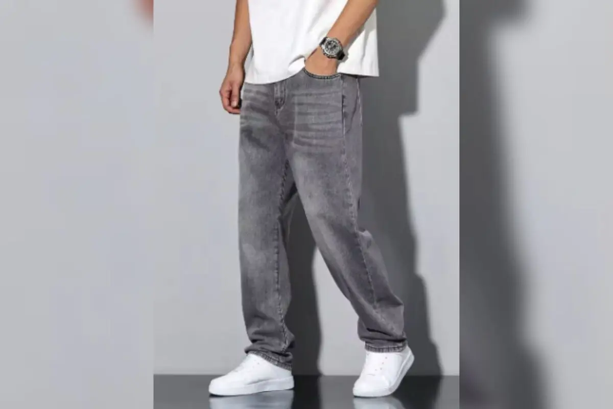 Pantalón de mezclilla gris para hombre de corte recto combinado con tenis blancos y camiseta blanca