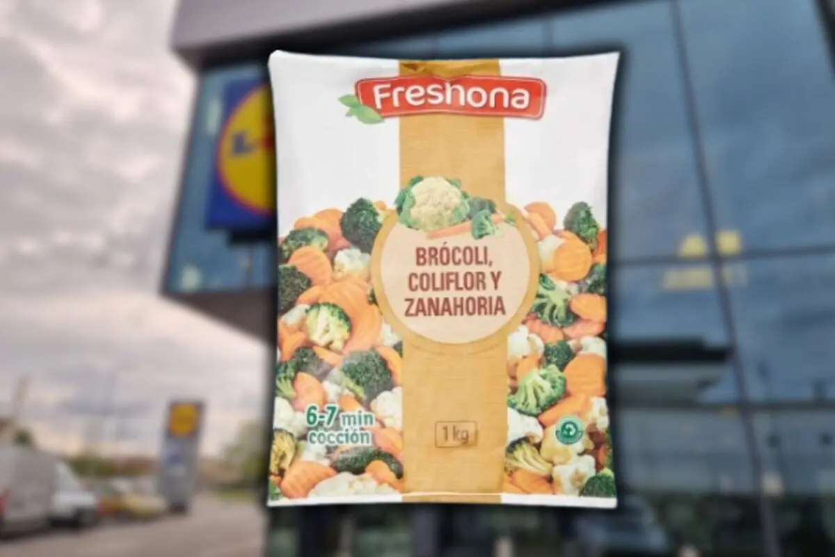 Bolsa de verduras congeladas Freshona brócoli coliflor y zanahoria de 1 kg frente a un supermercado