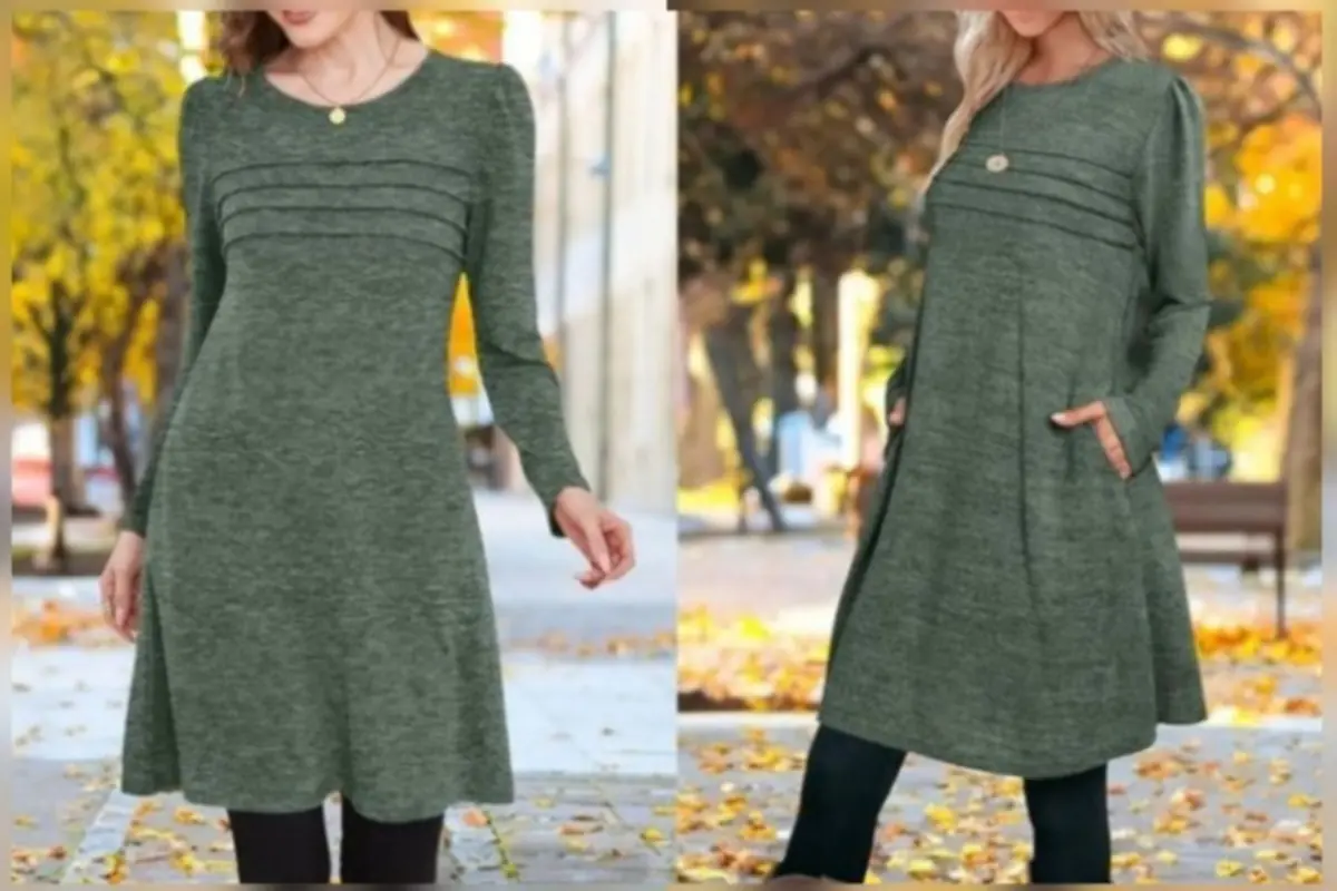 Dos mujeres usando vestidos verdes de manga larga y corte evasé con pliegues horizontales en el pecho posan al aire libre en un entorno otoñal con hojas amarillas en el suelo