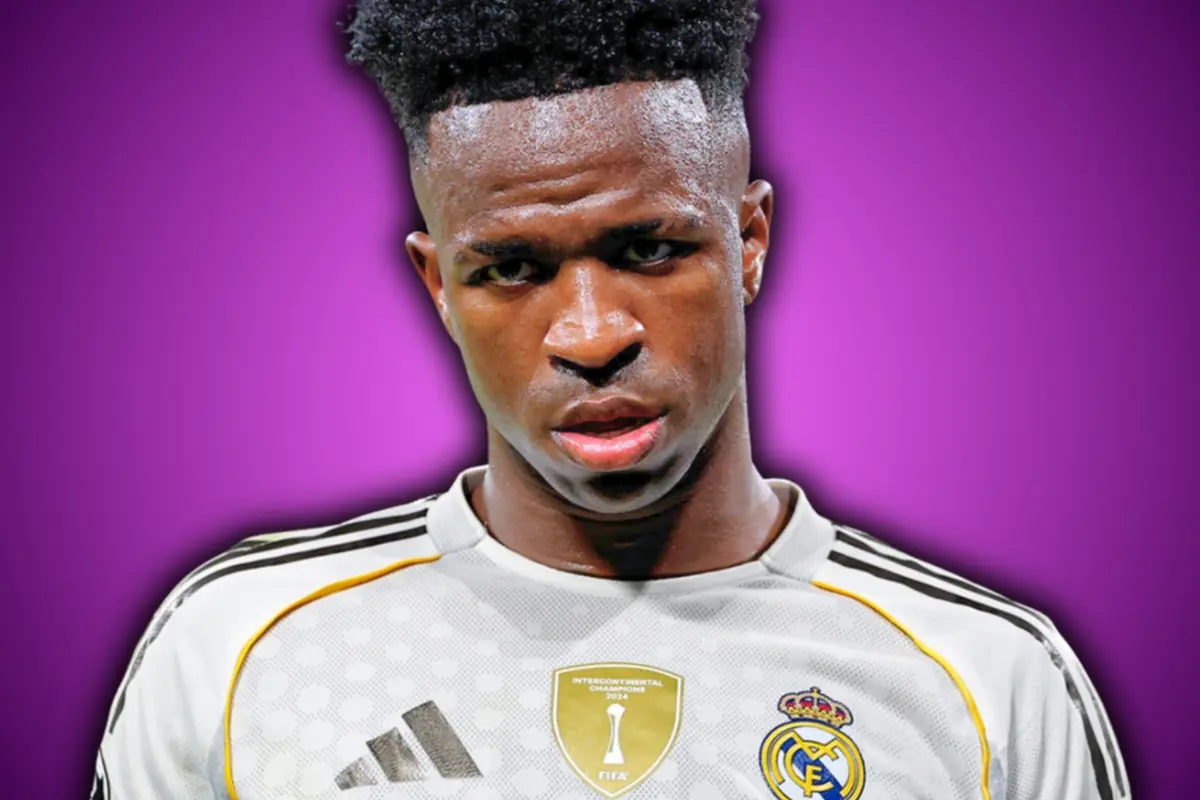 Futbolista amb samarreta blanca del Reial Madrid sobre fons morat mirant de front a la càmera