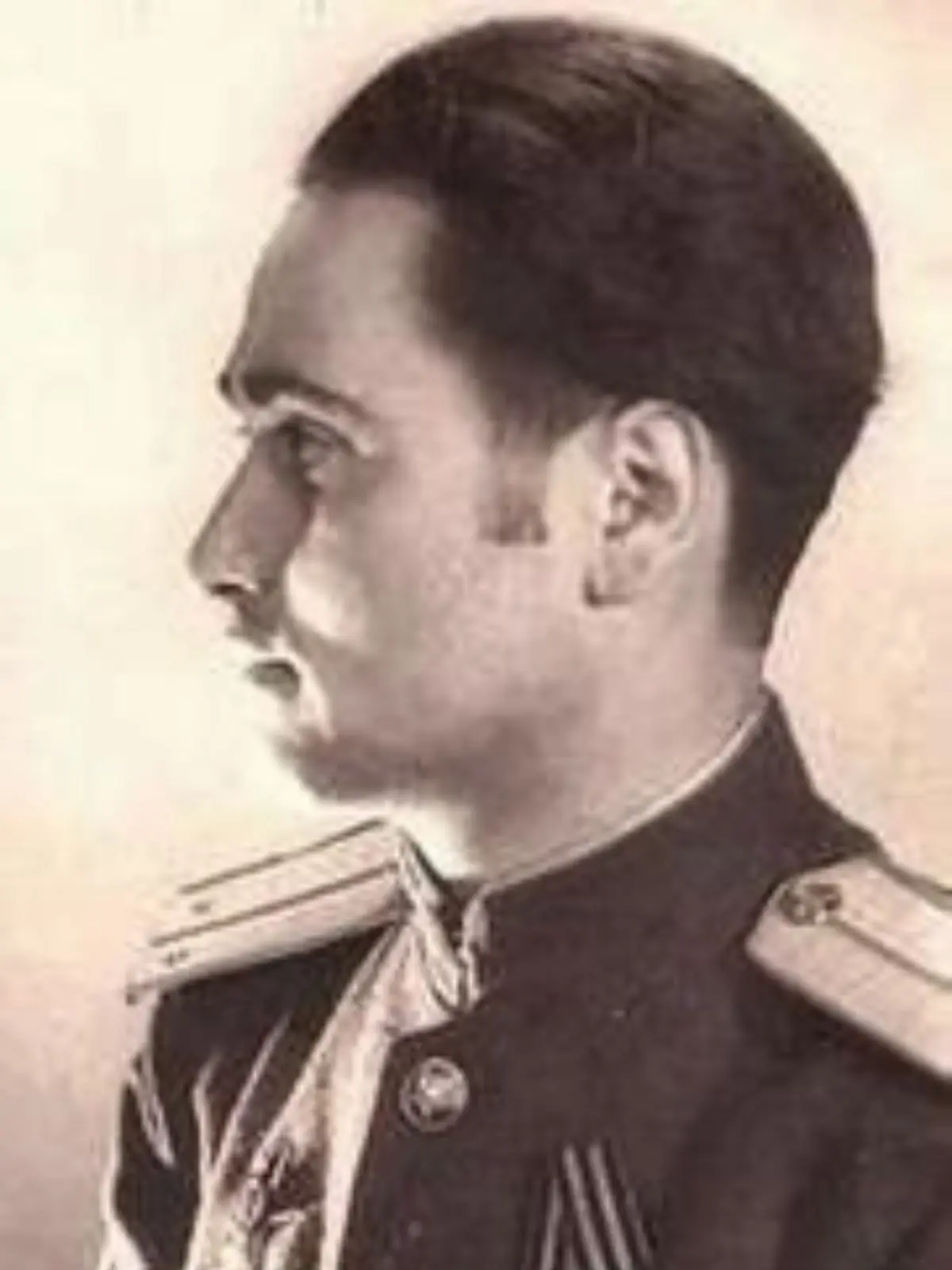 Retrat antic en blanc i negre de Vladímir Natànovitx Gelfand de perfil amb uniforme i espatlleres mirant cap a l’esquerra.