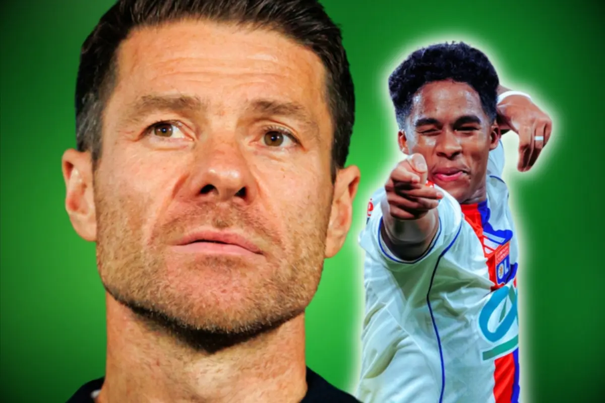 Primer plano de un entrenador de fútbol pensativo con un jugador celebrando un gol al fondo sobre un fondo verde