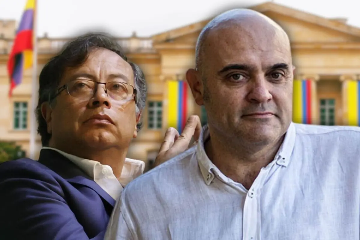 Dos hombres de mediana edad en primer plano frente a un edificio gubernamental con banderas de Colombia al fondo