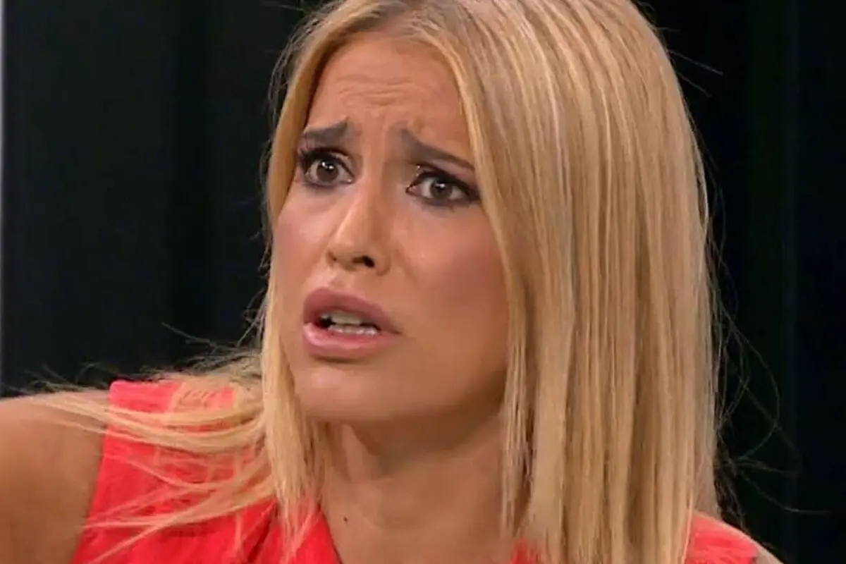 Dona rossa amb expressió de sorpresa o preocupació mirant cap a un costat en un primer pla