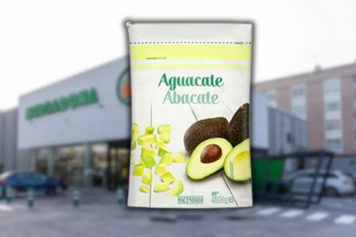 Bolsa de aguacate troceado congelado de la marca Hacendado frente a un supermercado Mercadona desenfocado Bolsa de aguacate troceado congelado de la marca Hacendado frente a un supermercado Mercadona desenfocado
