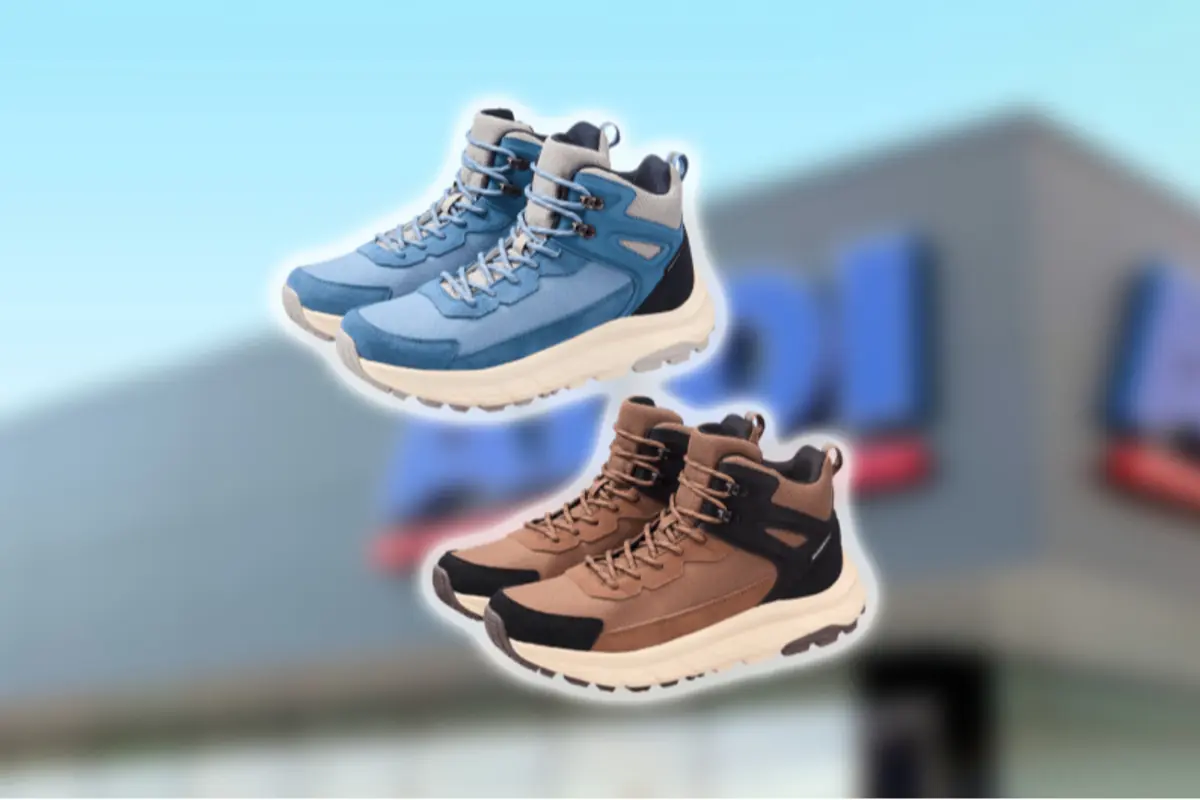 Dos pares de botas de senderismo en colores azul y marrón sobre un fondo desenfocado de fachada de tienda